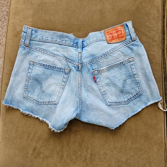 Levi’s Distressed Denim Shorts Size 28 - Picture 2 of 2